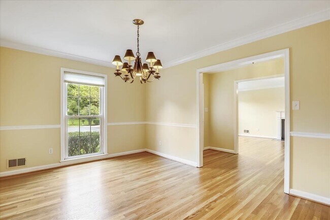 Building Photo - Beautiful 4 BR 3 BA home in quiet neighbor...