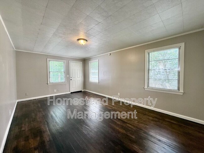 Building Photo - 210 W Mimosa Dr