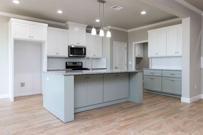 Building Photo - 2700 Tampa Bay Ave