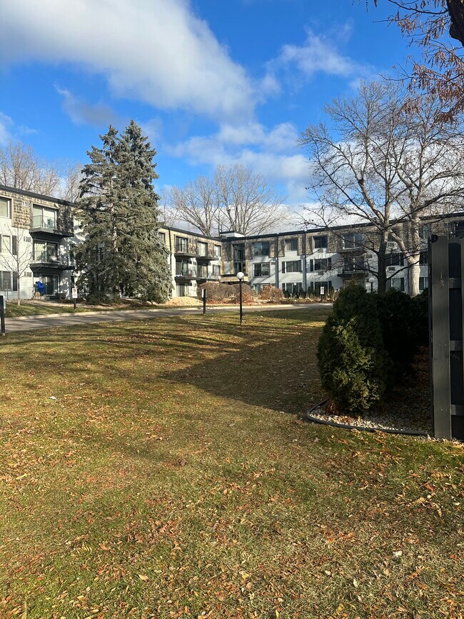 Foto del edificio - 183 Little Canada Rd E