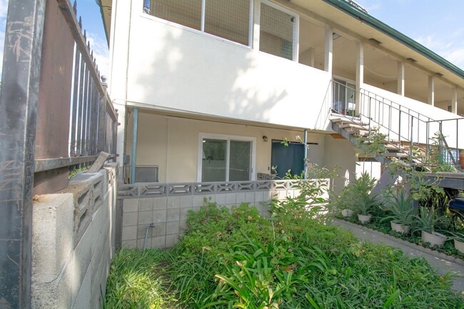 Building Photo - 1652 E Kingsley Ave