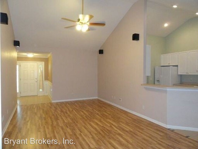 Building Photo - 3 br, 2 bath House - 8 Old Farm Rd