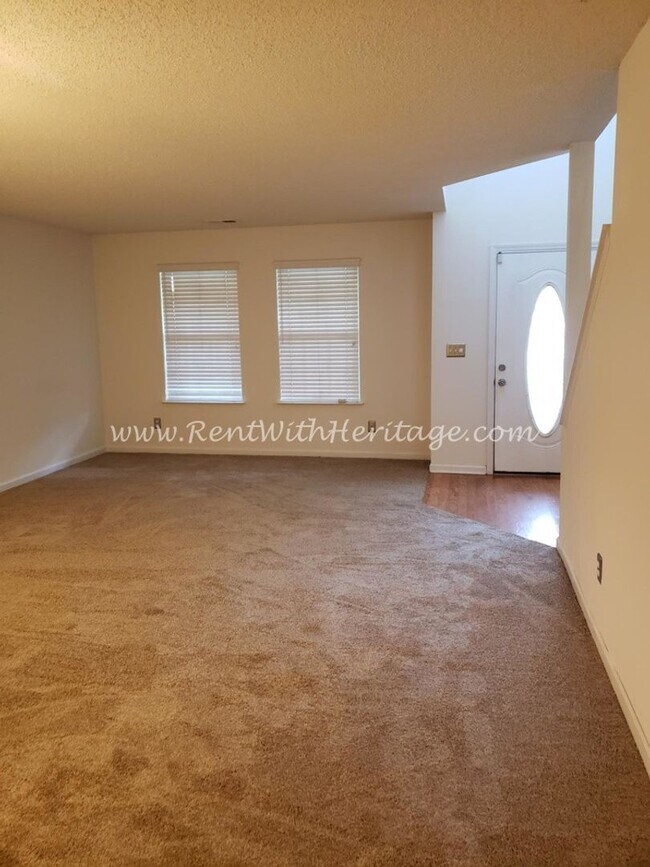 Foto del edificio - Gorgeous Brick Home with Golf Course / Lake View in Popular Mirror Lake Golf/ Swim / Tennis Subdi...