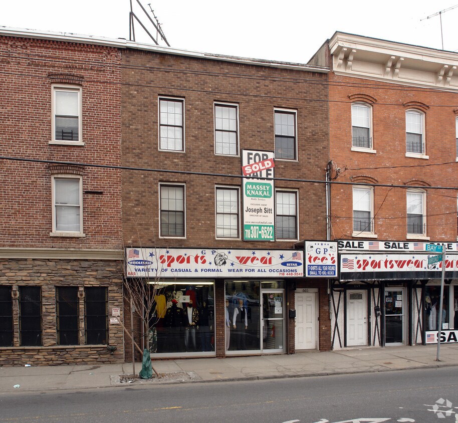 Building Photo - 665 Bay St