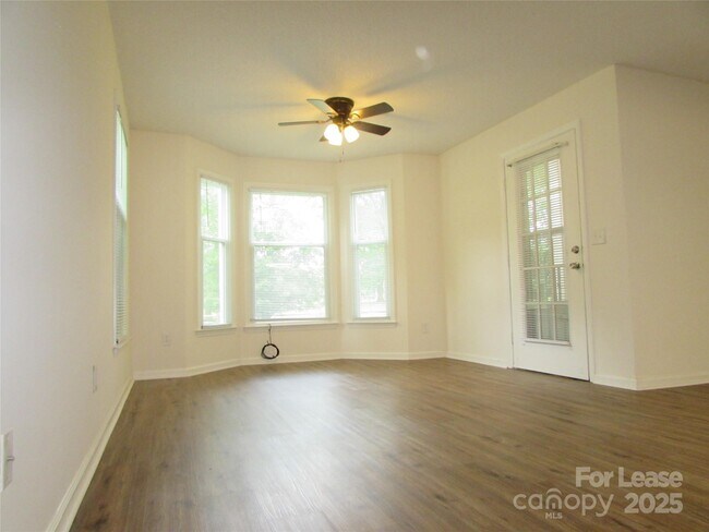 Foto del edificio - 10240 Rose Meadow Ln