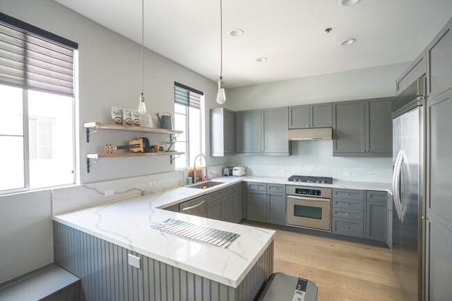 Building Photo - 5300 Playa Vista Dr