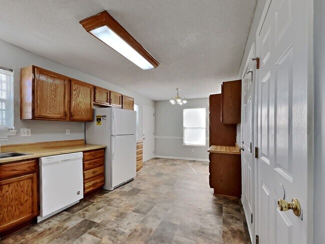 Building Photo - Charming 4-Bed Home in Kansas City with Garage Parking