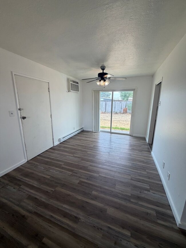 Building Photo - 8943 Craw Ln
