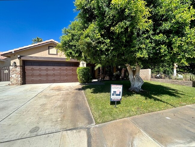 Building Photo - AVAILABLE NOW! GORGEOUS 3 Bedroom 2 Bathroom Furnished Pool Home in Indio!