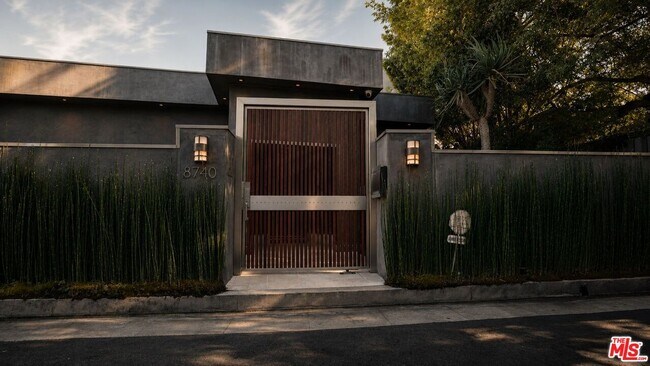 Foto del edificio - 8740 St Ives Dr
