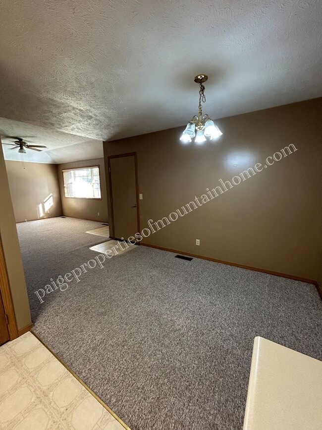 Building Photo - 1320 Meadowbrook Dr