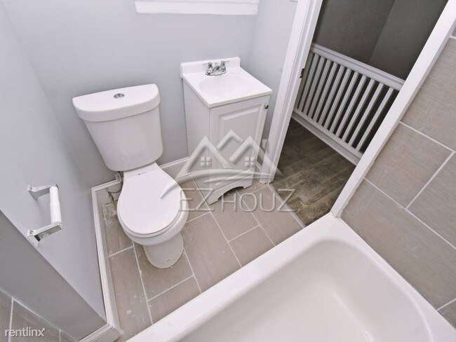 Building Photo - 3 br, 1 bath Apartment - 5313 Hamlin Ave