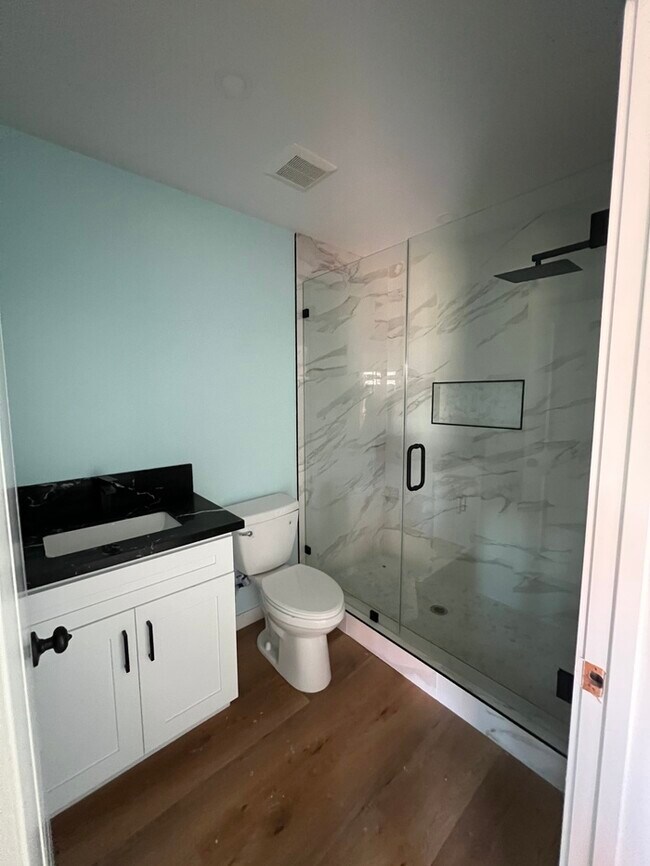 Foto del edificio - Brand new constructed! Triplex, 2 bedroom 1 bath