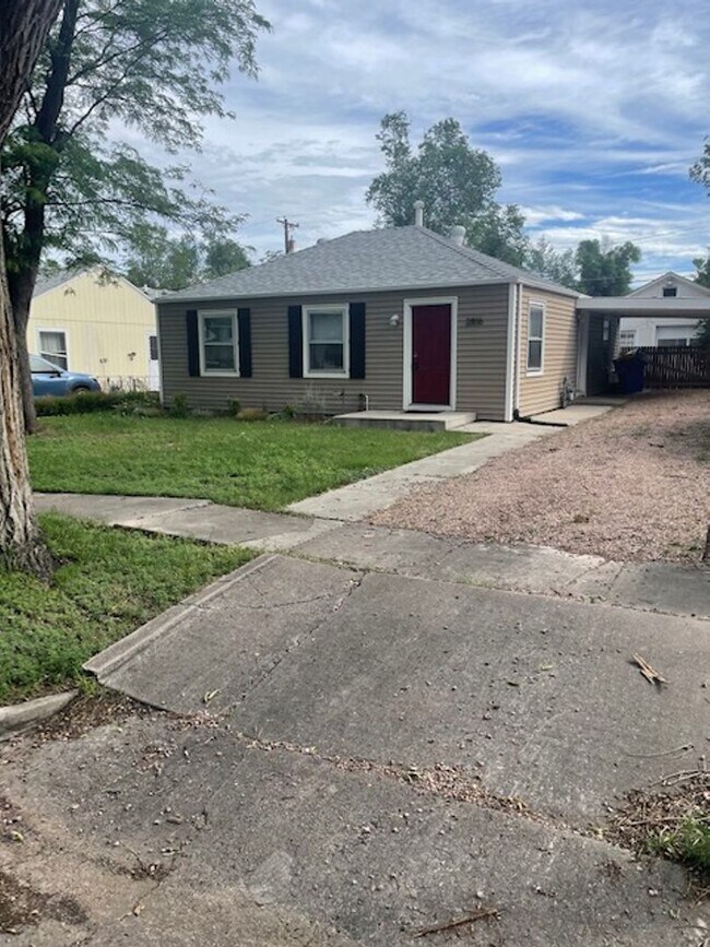 Building Photo - 2 Bedroom - Westside Charmer