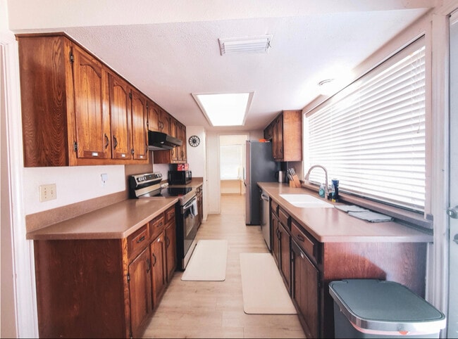Building Photo - 1609 San Antonio Ln