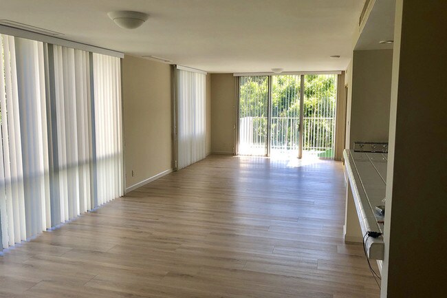 Long Sala de estar con balcón - 2170 Century Park E