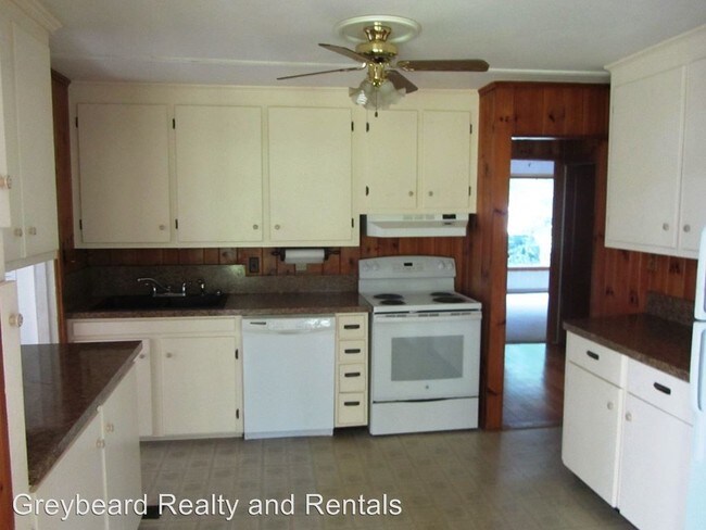 Building Photo - 2 br, 1.5 bath House - 206 Mountain St