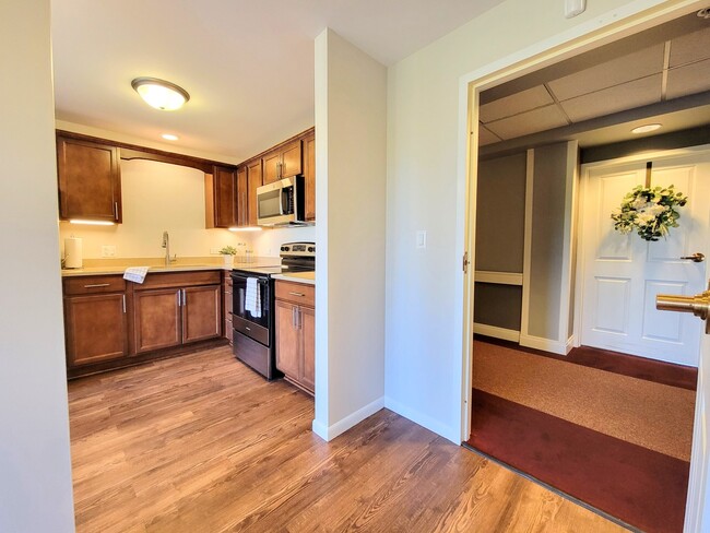 Building Photo - 1075 E Victory Dr