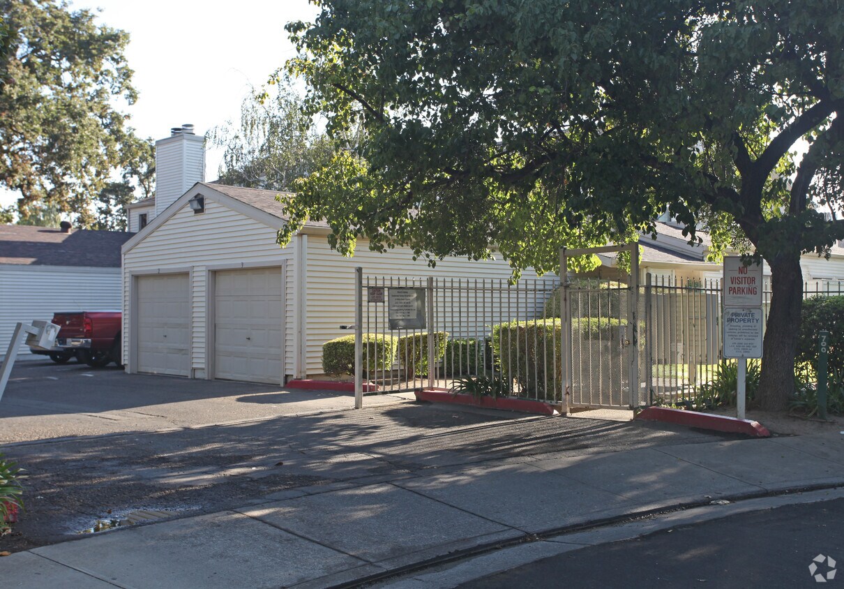 Foto del edificio - Winchester Oaks Condominiums
