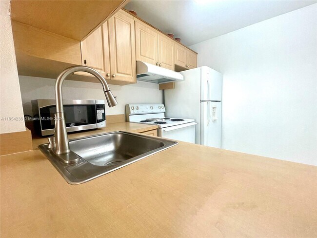 Building Photo - 9310 Fontainebleau Blvd