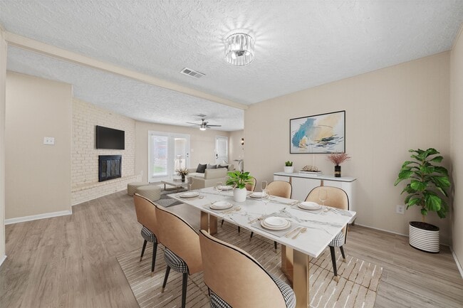 Foto del edificio - 5826 Spruce Forest Dr