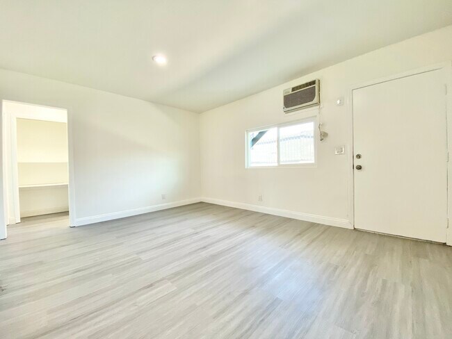 Building Photo - 1040 W 91st St
