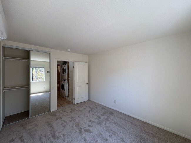 Building Photo - SD: Comfortable 2BD/2BA Condo in Golden Hill with A/C, Reserved Parking & In-Unit Laundry
