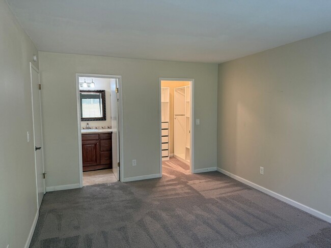 Building Photo - 2 Bed. 2 Bath Bellefield Park Condominium ...