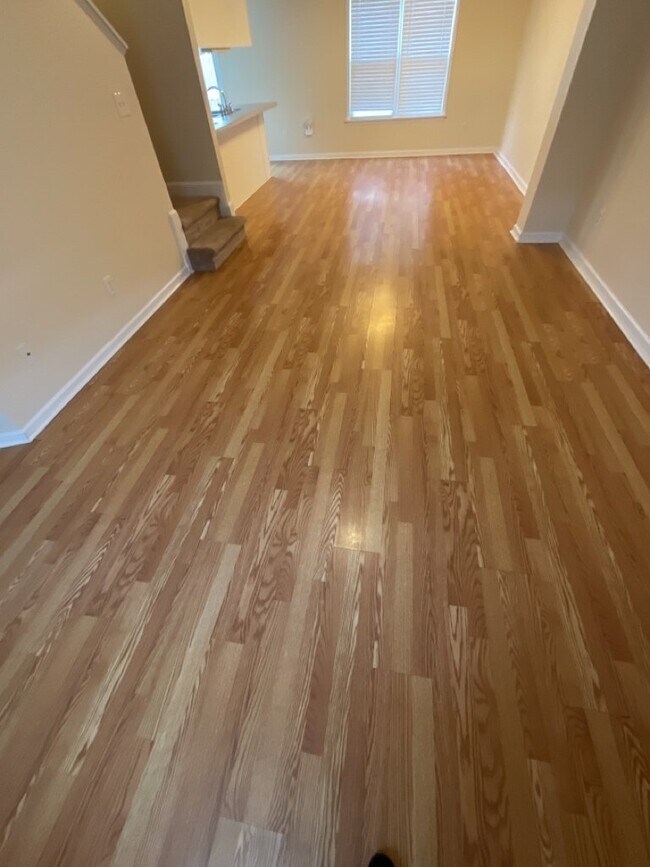 Building Photo - Charming 2 Bedroom, 2.5 Bath Townhome - 40...