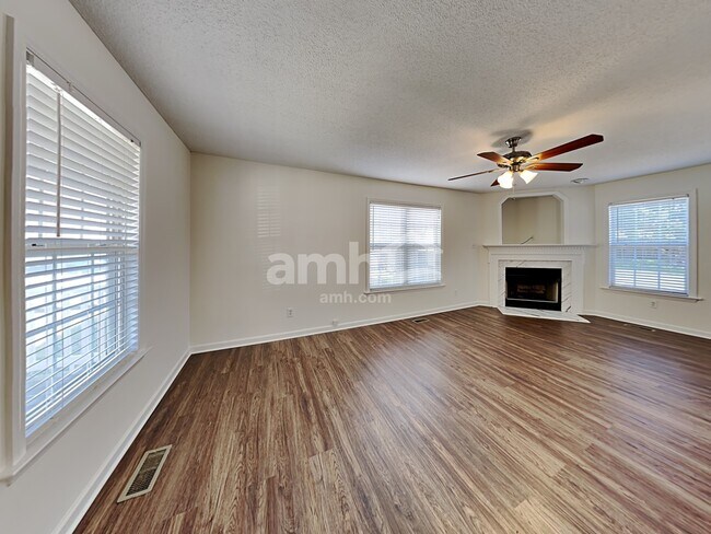 Building Photo - 241 Pinecroft Dr
