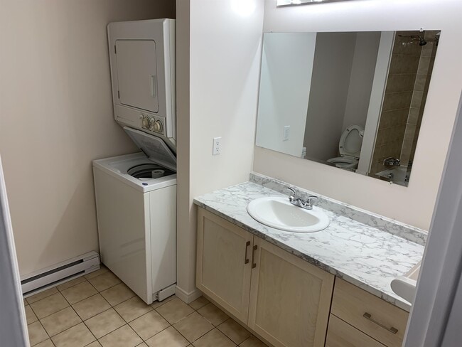 Building Photo - Stunning Two Bedroom Apartment in the Hear...