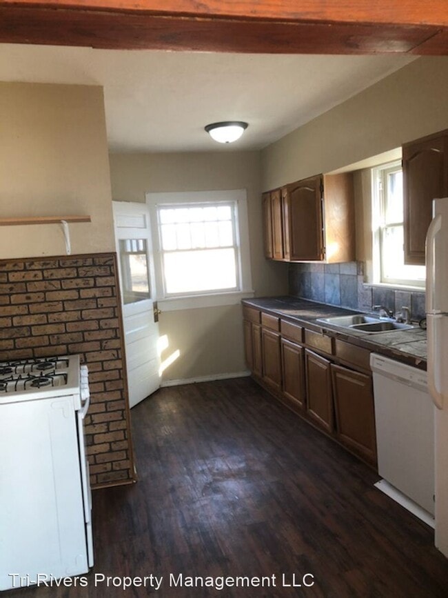 Building Photo - 3 br, 1.5 bath House - 420 E. 4th St.