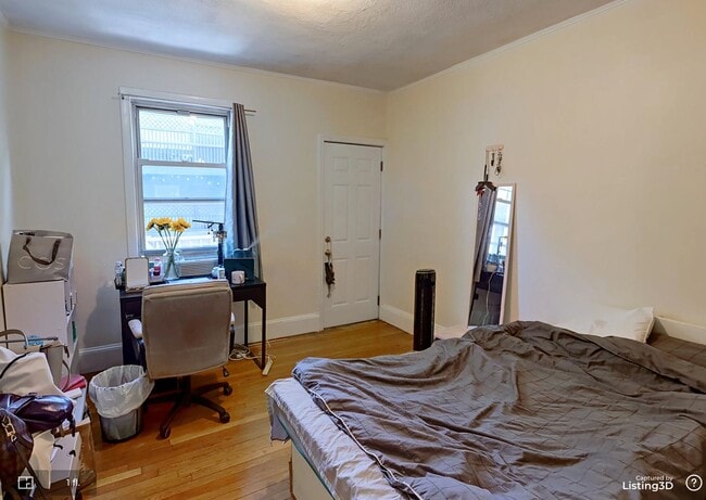 Building Photo - No Brokers Fee, Desirable BU Location, Walk to School, Wat-in Kitchen, Dishwasher, Deck, Laundry ...