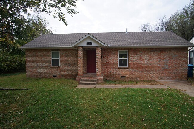 Building Photo - 702 N Redbud Dr