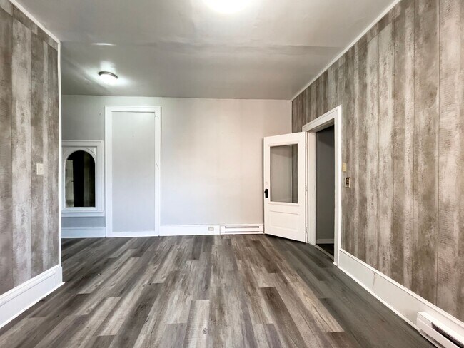 Building Photo - PRELEASING for AUGUST! Close to Campus