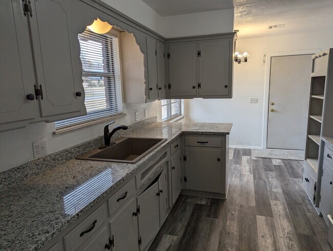 Foto del edificio - 1916 Graham Ave