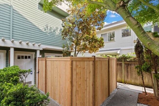 Foto del edificio - Charming AIR CONDITIONED Alki Townhome