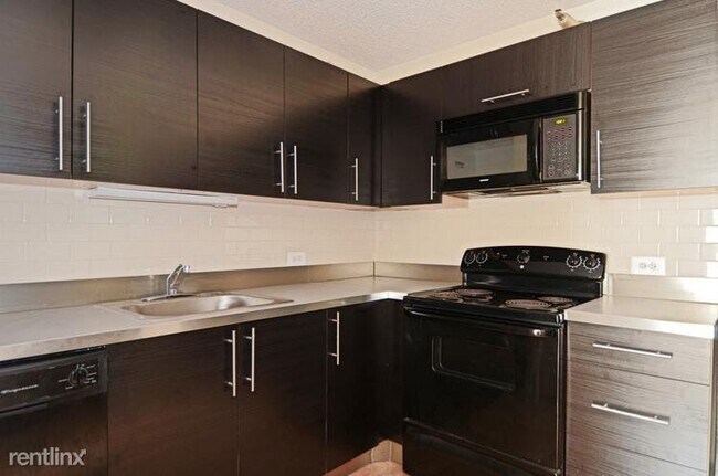Building Photo - 1000 N LaSalle Dr