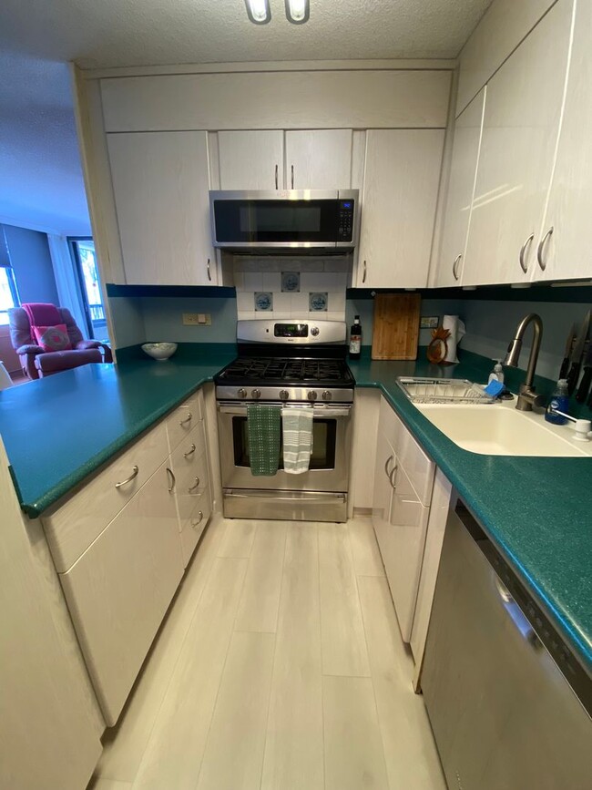 Foto del edificio - All Utilities Included in Furnished 2 Bed,...