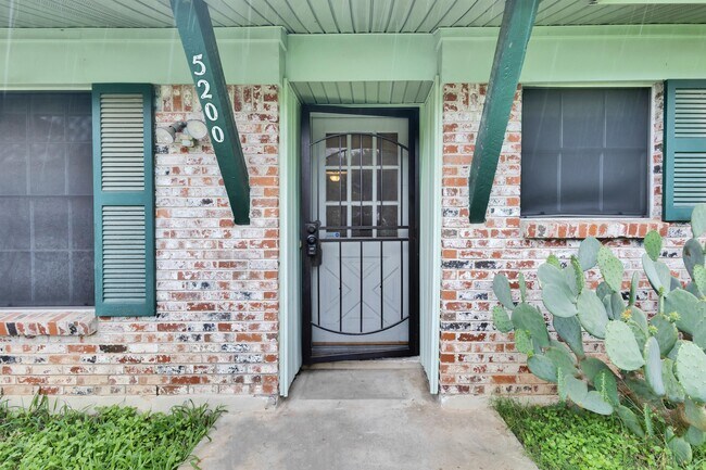 Foto del edificio - 5200 Basswood Ln