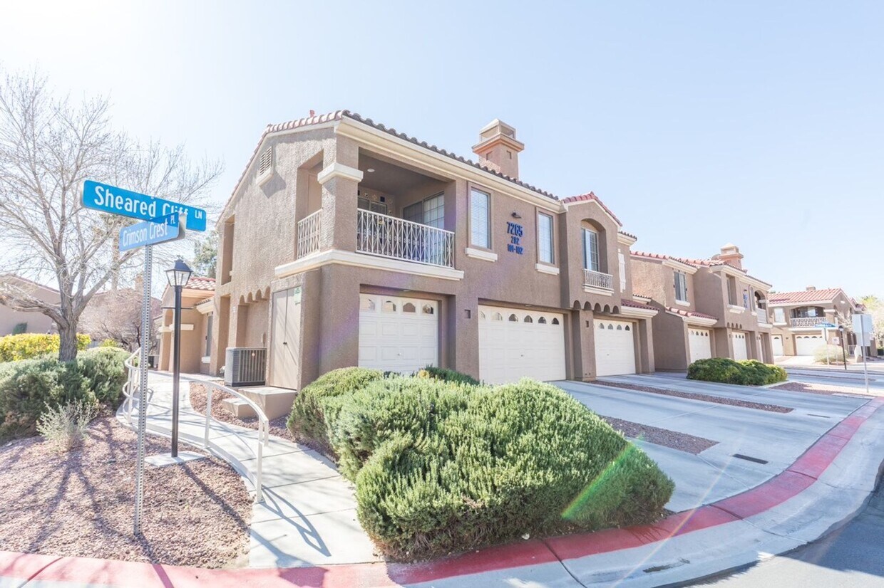 Foto principal - Available! 2 Bedroom Townhome inside Pacif...