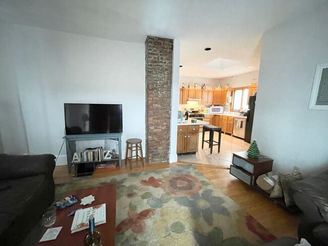 Building Photo - Top-Floor 4BR w/ Balcony | Mission Hill | Student OK | 9/1
