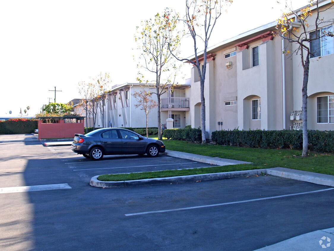 Primary Photo - 714 W Hall Ave