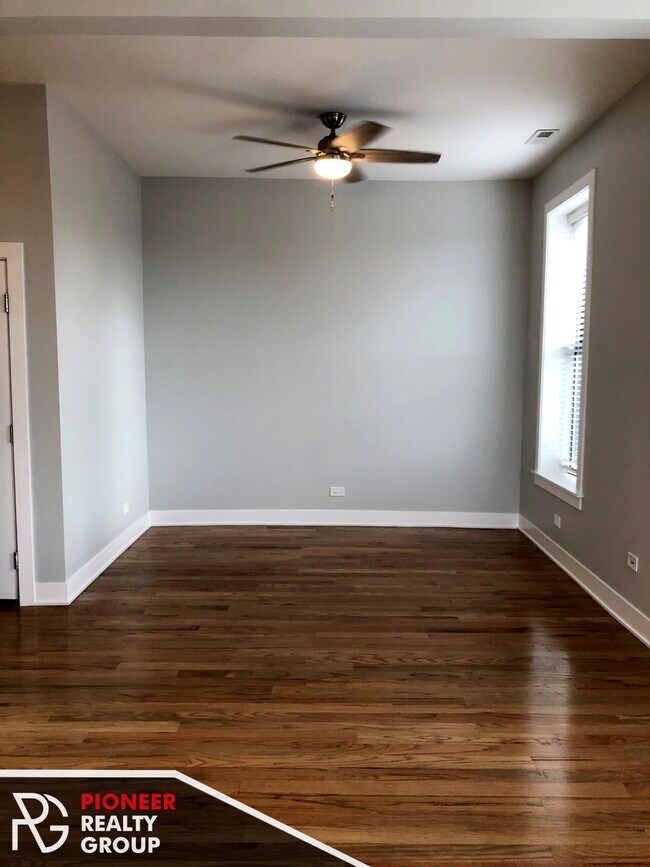 Building Photo - 358 W Dickens Ave