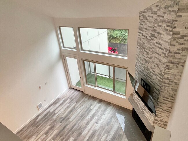 Foto del edificio - Remodeled End-Unit Condo in Sand Point wit...