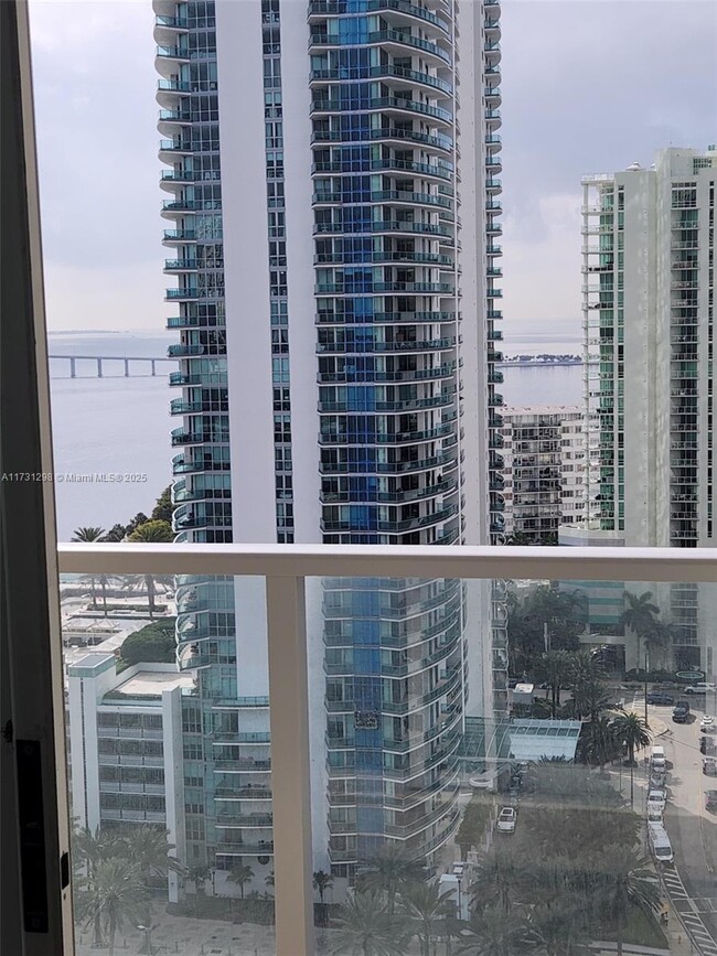 Building Photo - 1155 Brickell Bay Dr