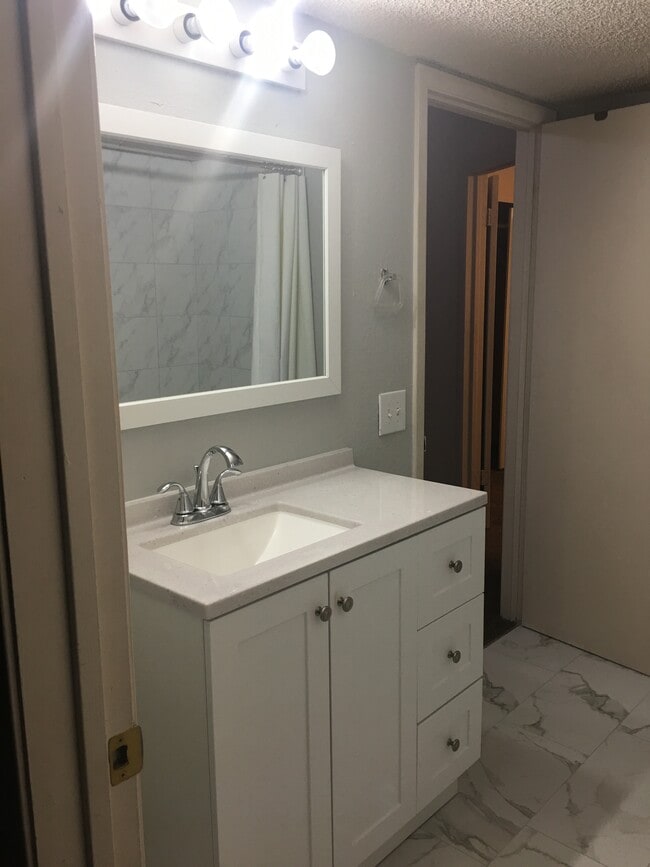 Photo - 644 W Collins St House