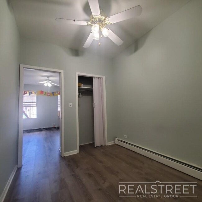 Building Photo - Large 2BR Railroad Apartment with EIK and ...