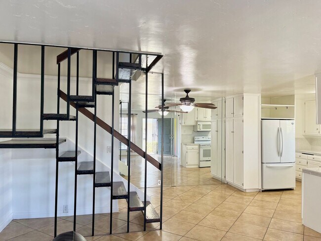 Foto del edificio - Spacious 3 Bedroom 2 Bathroom Town-Home with In-Unit Laundry, Pool and 2 Parking Spaces!