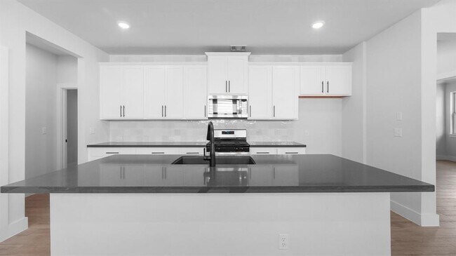 Foto del edificio - 8511 Cottage Rose Dr